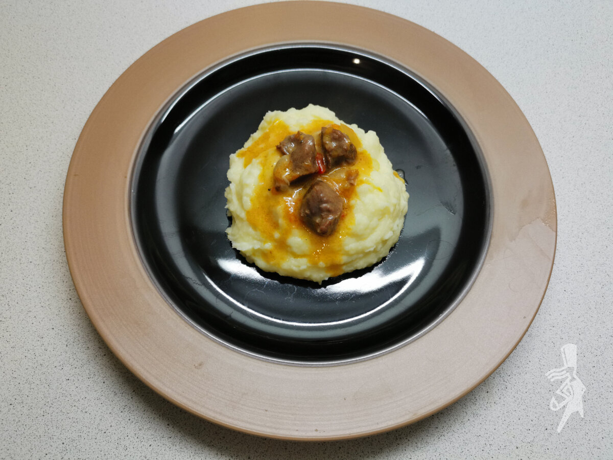 Готовлю аппетитный гуляш "a la russe" по самому любимому рецепту. Мясо получается сочным, нежным. Пальчики оближешь!