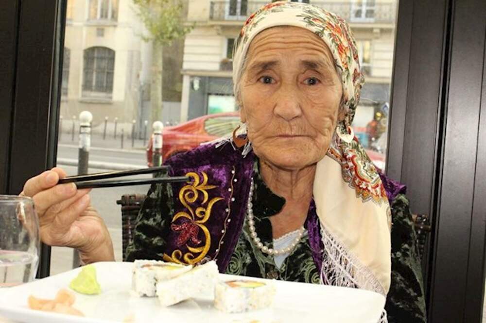Лапшевня бабули хо. Бабушка в платке. Платок на голову бабушке. Пожилая женщина в платке. Старуха в платке.