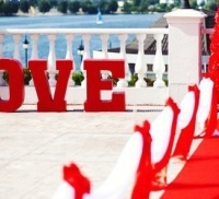 bukvi-penoplast-krasnie-love-svadba