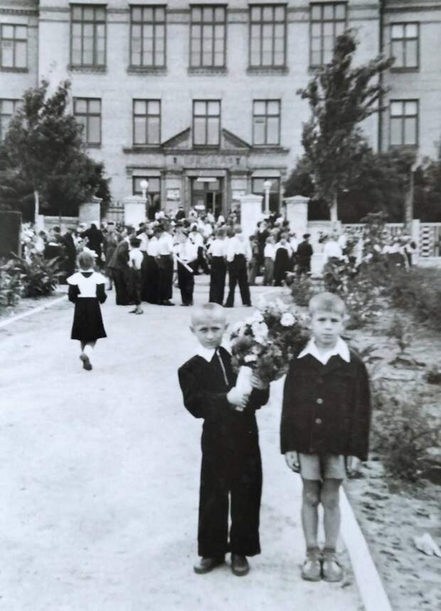 1 сентября 1963 года, Запорожье. Мой двоюродный брат Александр (справа) с другом. Прислала «Наталья».jpg