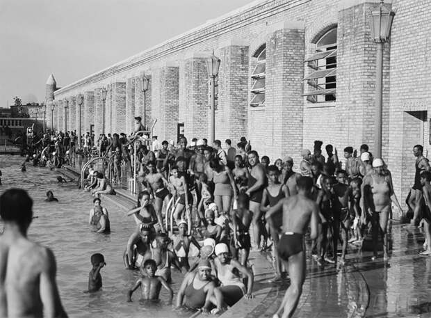 Захватывающие старинные фото купания в открытых бассейнах Нью-Йорка в 1930-х 