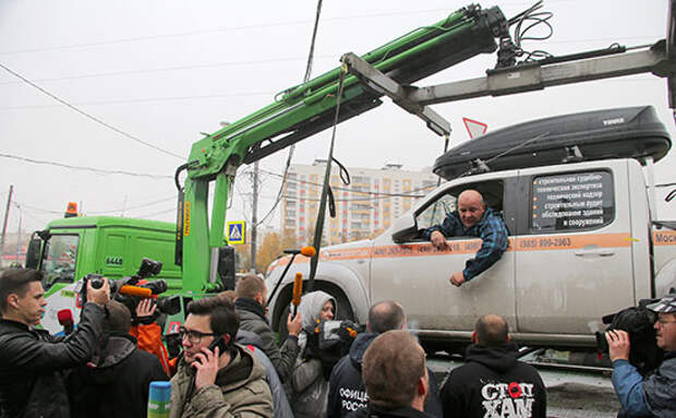 Водитель пикапа Константин Алтухов, который около 20 часов просидел в своем автомобиле, чтобы препятствовать его эвакуации Фото: РИА Новости