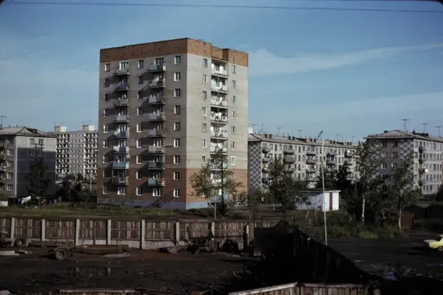 Типичные жилые дома в городе. СССР, Омск, 1979 год. 