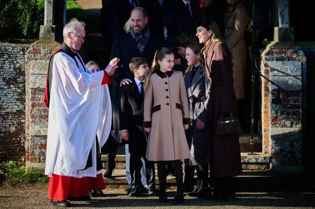 Принц Уильям и Кейт Миддлтон с детьми, в центре — принцесса Шарлотта