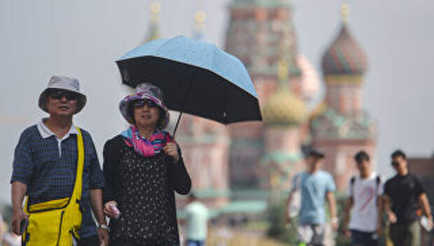 Туристы на Красной площади в Москве