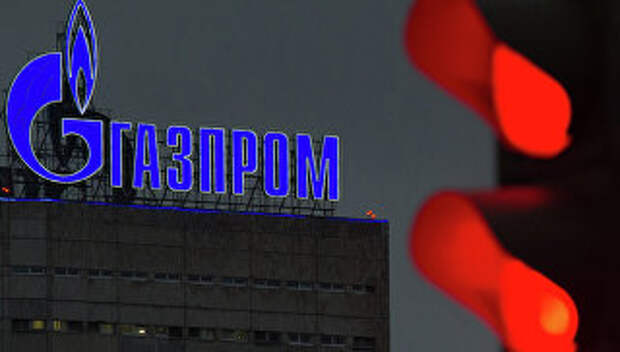 Логотип компании Газпром на административном здании в Москве. Архивное фото