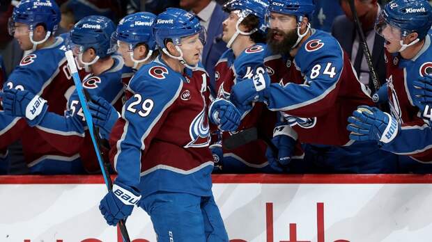 Маккиннон вплотную подобрался к Кучерову в гонке бомбардиров сезона в НХЛ