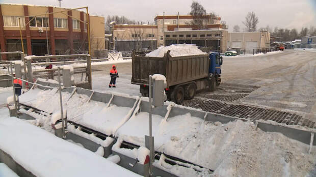Полмиллиона кубометров снега приняли снегоплавильные и снегоприёмные пункты Петербурга за эту зиму