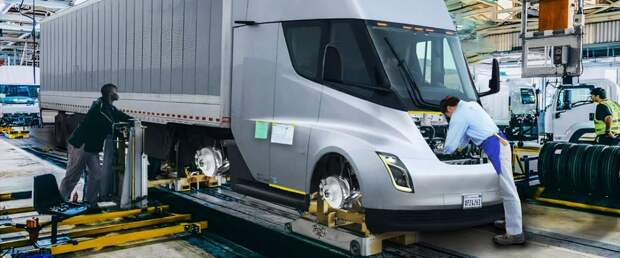 Tesla поставила первую партию грузовиков Semi