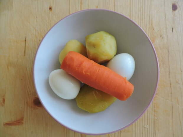 Отвариваем до готовности морковь, картофель, яйца, очищаем.