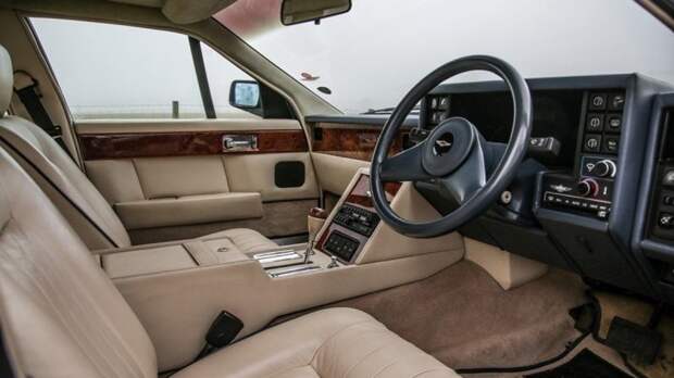 Aston Martin Lagonda с малым пробегом: самый некрасивый автомобиль всех времён