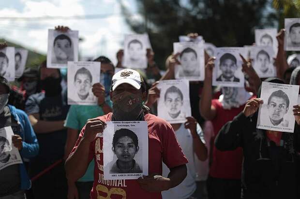 В мексиканском городе Игуала-де-ла-Индепенденсия 26 сентября прошла демонстрация против изменений в сфере образования. Во время демонстрации были убиты шестеро человек и 43 пропали без вести. Инцидент вызвал волну акций протестов по всему штату, в котором расположен город.