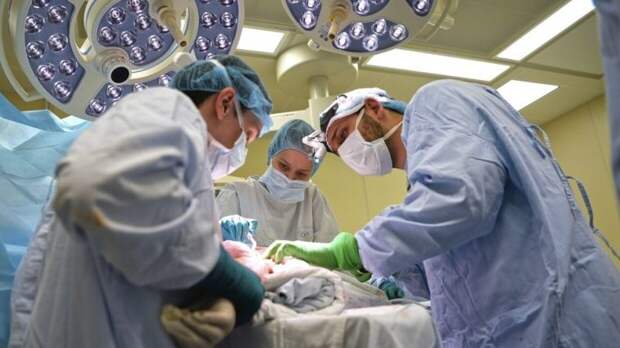Кубанские врачи удалили мужчине десятикилограммовую опухоль
