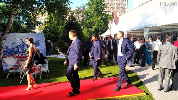 Лидеры сербского общества отпраздновали День России в посольстве РФ в Белграде