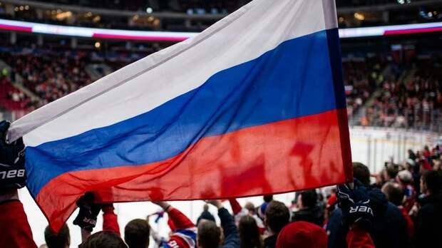 Флаг России вывесили на трибуне во время хоккейного матча Канады и Чехии на Олимпиаде
