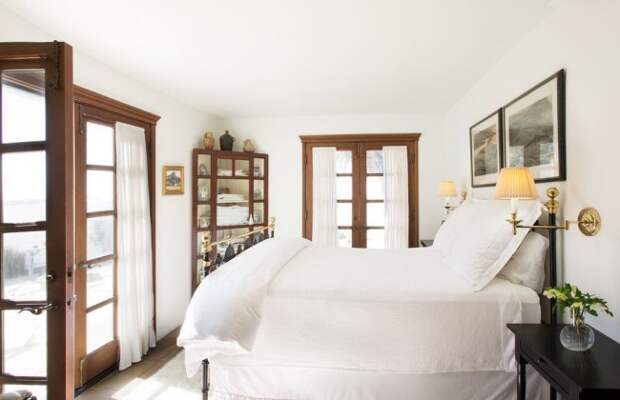 Спальня в средиземноморском стиле с маленьким угловым шкафом