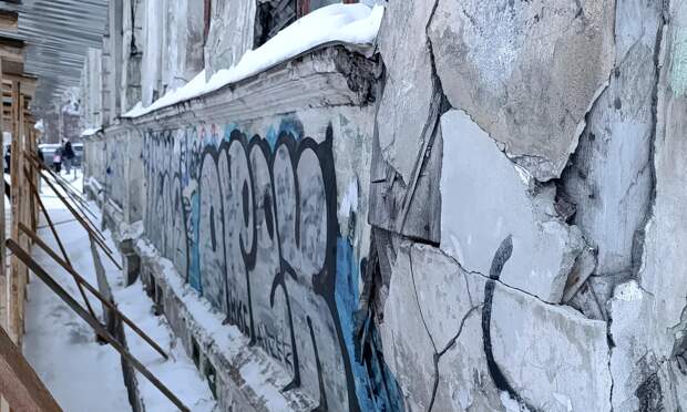 Весь дом исписан граффити