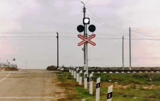 железнодорожных переездах в Астраханской области установили дополнительные бело-лунные секции светофоров.