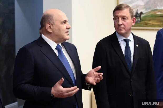 Михаил Мишустин (слева) пообещал Андрею Турчаку (справа) «по максимуму помогать во всем». Фото: Роман Наумов © URA.RU