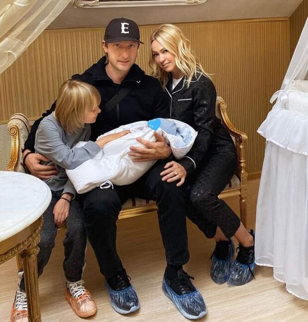 Саша познакомился с младшим братом