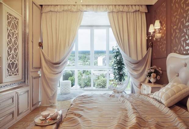 Вариант украсить интерьер спальной с помощью нежно-кремовых штор, что создает комфортную атмосферу.