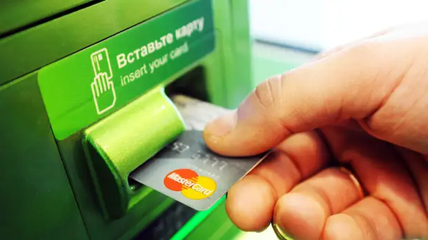 «Коммерсантъ»: карты предложено блокировать при подозрительном платеже