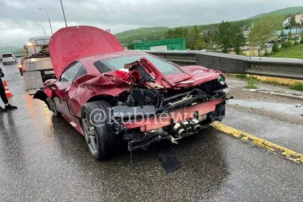 Очень дорогая авария: редкая модель Ferrari разбилась об отбойник в Краснодарском крае