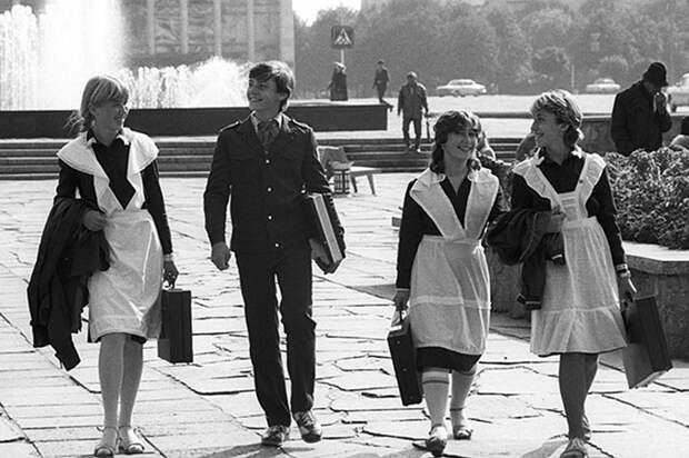 Школьники с дипломатами - характерная примета 80-х гг.