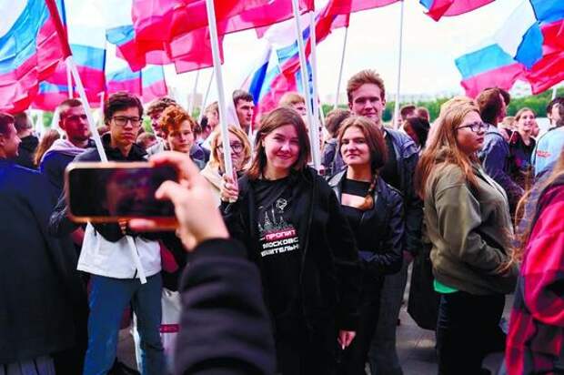 Не просто помочь, а научиться: почему современная молодёжь выбирает системное волонтёрство