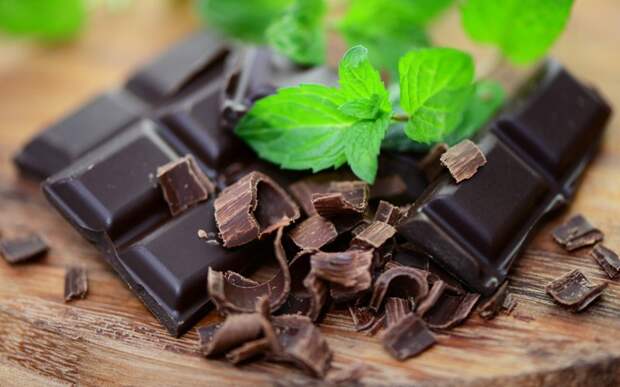 Темный шоколад   Питаться правильно - не значит перестать есть все сладкое. Удивительно, но темный шоколад содержит антиоксидантов больше, чем ягоды черники. Помните, что не все виды шоколада одинаково полезны, поэтому старайтесь брать только тот, в котором высоко содержание какао и минимально сахара и других добавок.