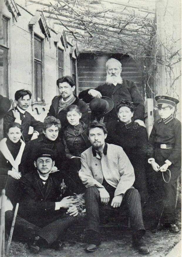 Антон Павлович Чехов (в центре) с семьей и друзьями перед отъездом на Сахалин, Москва, 1890 год. На крыльце дома Корнеева Историческая фотография, редкие фотографии, ретро фото, фото