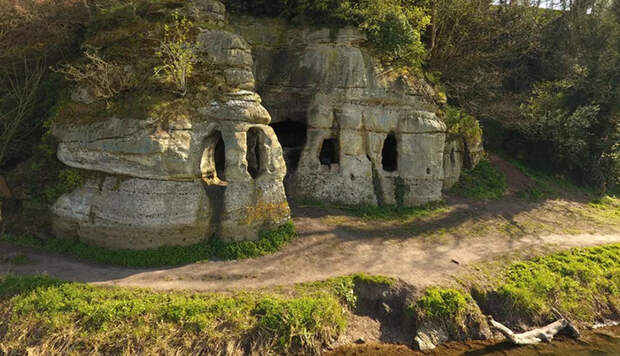 Раскрыта тайна рукотворных пещер 1200-летней давности, где прятался король-изгнанник