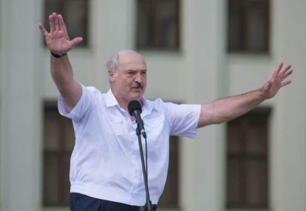 Белорусский лидер Александр Лукашенко выступает на митинге своих сторонников в Минске, 16 августа 2020 года. REUTERS/Stringer Белорусский лидер Александр Лукашенко выступает на митинге своих сторонников в Минске, 16 августа 2020 года. REUTERS/Stringer