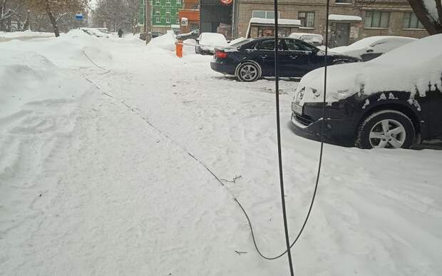 Рязанцы сообщили о лежащих на дороге проводах