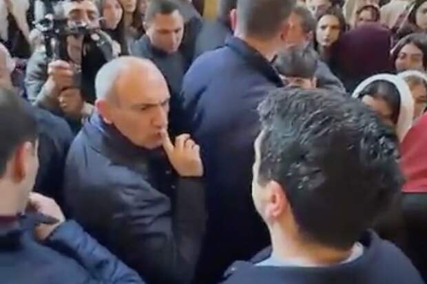Появилось видео инцидента с Пашиняном в церкви Еревана