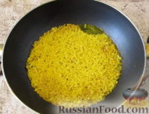 Фото приготовления рецепта: Пряный рис с изюмом и миндалем - шаг №9