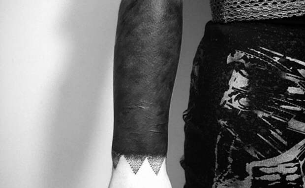 Оттенение На этом примере хорошо заметно мастерство татуировщика, мягко выводящего плотный черный закрас в дотворк у запястья.
