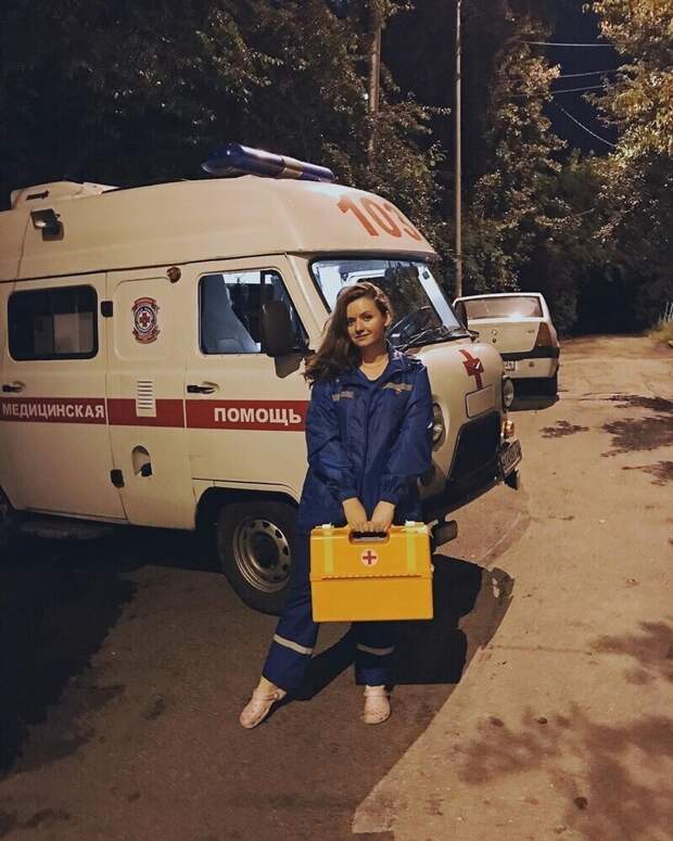 Спасительницы под красным крестом Спасительницы под красным крестом