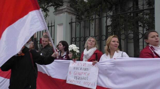 Московские коллаборанты устроили под посольством Белоруссии замайданную вакханалию Московские коллаборанты устроили под посольством Белоруссии замайданную вакханалию