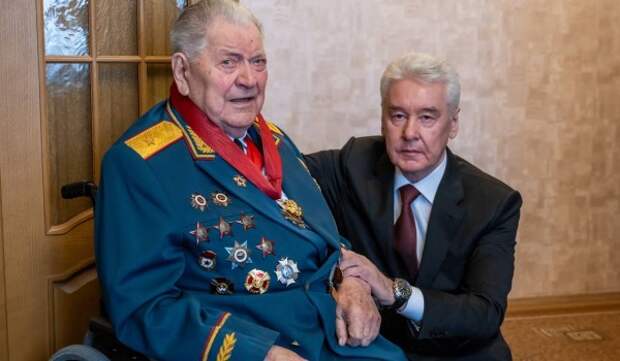 Собянин поздравил 99-летнего фронтовика Ивана Слухая с Днем Победы