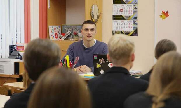 Участник программы «Защитники. Под крылом Архангела» пробует свои силы в муниципальном конкурсе «Учитель года»