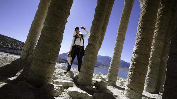 Таинственные каменные колонны озера Кроули в Калифорнии, США (8)