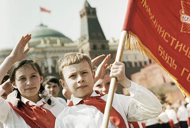 Московские школьники, которых только что приняли в пионеры, на Красной площади