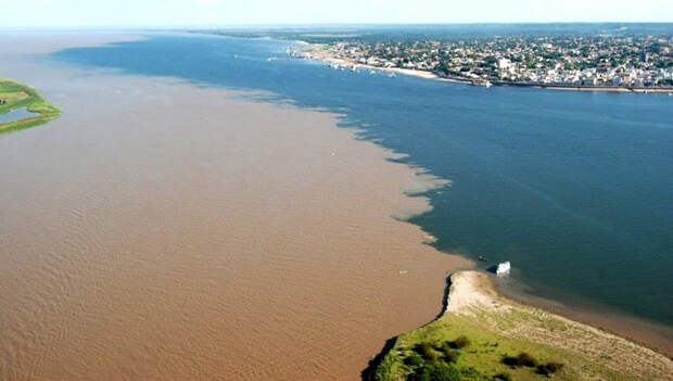 Река Рио-Негро впадает в Амазонку возле бразильского города Манаус. контраст, природа, реки, слияние