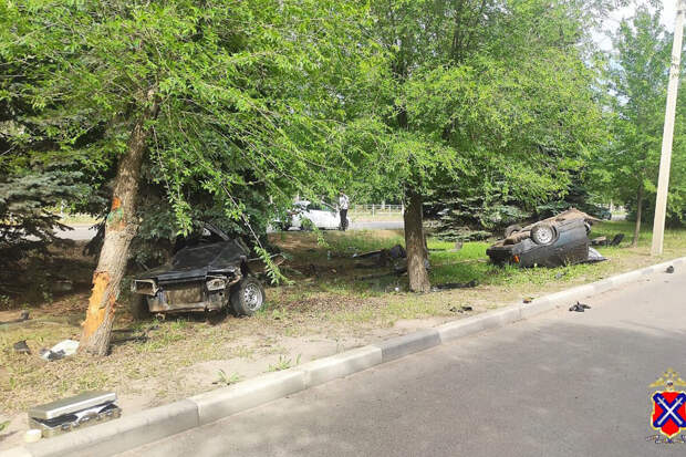 В Волжском ВАЗ разорвало пополам после удара о дерево, два человека погибли