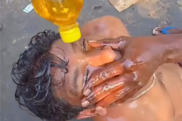 Россиянин описал уличный массаж в Индии фразой «масло перемешалось с потом»