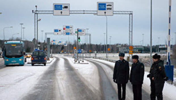 Финские и российские таможенники на пограничном пункте пропуска автомобилей МАПП Нуйамаа на границе Финляндии и России. Архивное фото