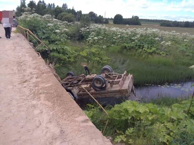 В Тверской области погиб пассажир упавшей с моста в реку "Газели"