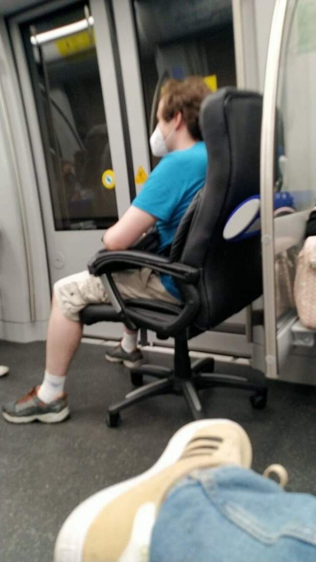 Необычные персонажи и ситуации в метро разных стран