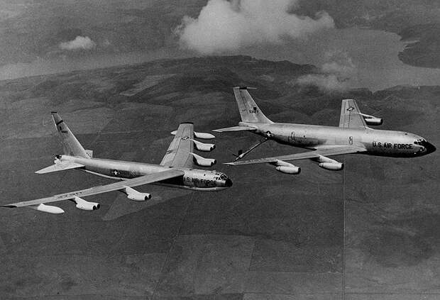 Два самолета ВВС США Boeing B-52D-70-BO и Boeing KC-135A-BN пропали над территорией Бермудского треугольника 28 августа 1963 года. Места их аварии были найдены, но на расстоянии 260 км от друга